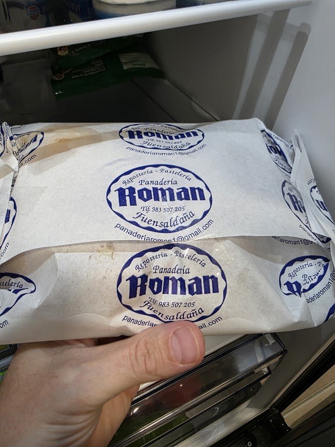 yustin's tweet photo. Última cata de buñuelos hasta el finde, por lo menos 😅

No quiero acabar aborreciéndolos, que esto empezó como una cosa bonita y ya roza la locura transitoria

Y además el otro día se juntó todo: yo había comprado los de Te con Té + las cookies de Pantera Rosa… y aparecieron los invitados con buñuelos de Panadería Román, en Fuensaldaña.

Justo los que más me estabais recomendando y que yo daba ya por perdidos porque no iba a poder acercarme.

Por fuera: QUÉ ALEGRÍA 😍
Por dentro: por favor, que alguien pare esto.

Pues nada: fama totalmente merecida 🤤

Muy sabrosos, MUY grandes, bien rellenos y, aunque cada buñuelo pesa lo suyo, luego no resultan pesados de comer.

No sé el precio porque eran regalo, así que ahí no puedo hacer servicio público 😅

Y con esto me tomo un descanso.

Aunque lo del pan de muerto me tiene ahí, ahí… (a tres segundos ya de caerme por Bucle o El ratón Repostero a por uno)

Y NO. No voy a hacer cata de roscones y no porque no quiera, porque me flipan, pero con los buñuelos todavía puedo fingir que “solo pruebo uno” pero con un roscón entero delante ya no hay relato posible.