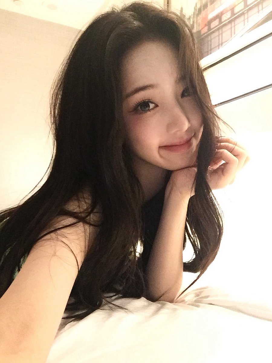 leeesola's tweet photo. feeling too pretty, don't mind me sleeping with makeup on even with the risk of getting caught by some pimples on my face at the very next day https://t.co/OJLlFvbrdP