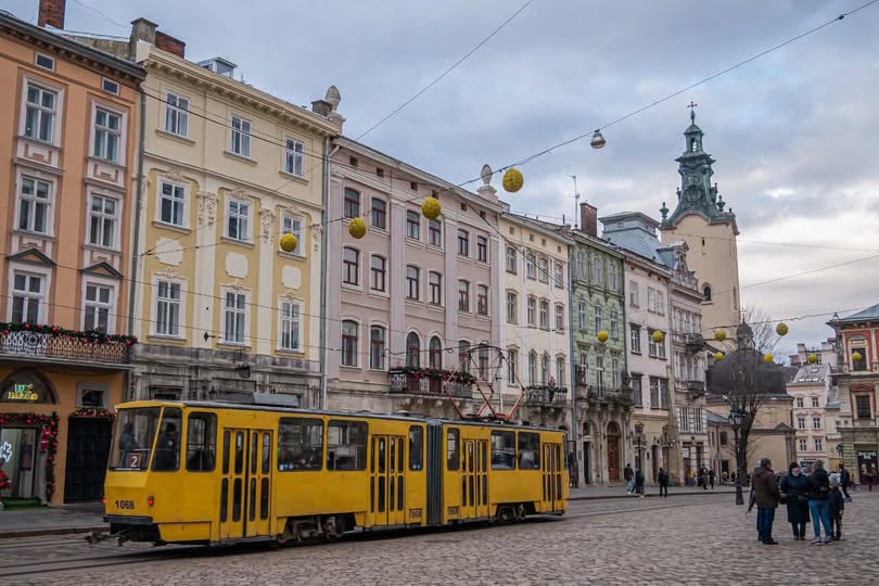 ekonomat_pl's tweet photo. Przemyśl zawiesza współpracę ze Lwowem - przemyscy radni jednogłośnie zdecydowali w poniedziałek o zawieszeniu współpracy partnerskiej w związku z decyzją Lwowskiej Rady Obwodowej o ustanowieniu roku 2027 rokiem UPA. 
Za uchwałą głosowało 21 radnych, nikt nie był przeciw ani się nie wstrzymał. 

Po głosowaniu prezydent Przemyśla Wojciech Bakun napisał w mediach społecznościowych, że miasto zawiesza wspólne działania „do czasu jasnego określenia się władz Lwowa” w sprawie promowania ideologii skierowanych przeciw Polsce i Polakom.