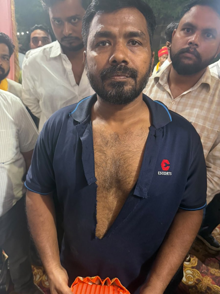 MaheshPahwalASP's tweet photo. महर्षि वाल्मीकि जयंती के अवसर पर कल्याणपुर स्थित कल्याणवास सरकारी आवासीय कॉलोनी में गंभीर घटना!

महर्षि वाल्मीकि जयंती के अवसर पर शोभायात्रा के लिए लगाए गए पंडाल को तोड़ने और पोस्टर फाड़े जाने की घटना सामने आई है। साथ ही, स्थानीय लोगों के साथ पुलिस में कार्यरत कर्मियों द्वारा कथित रूप से किए गए व्यवहार को लेकर भी गंभीर सवाल खड़े हो रहे हैं।

महर्षि वाल्मीकि जी के प्रकट उत्सव पर इस प्रकार की घटना से समाज के लोगों की भावनाएँ आहत हुई हैं। प्रशासन से मांग है कि पूरे मामले की निष्पक्ष जाँच कराई जाए, दोषियों की पहचान की जाए और नियमानुसार उचित कानूनी कार्रवाई की जाए।

हमारी मांग है कि धार्मिक एवं सामाजिक आयोजनों का सम्मान सुनिश्चित किया जाए और स्थानीय लोगों के साथ न्यायपूर्ण व्यवहार हो।

जय महर्षि वाल्मीकि जी 🙏
जय भीम | जय संविधान
@DCPEastDelhi