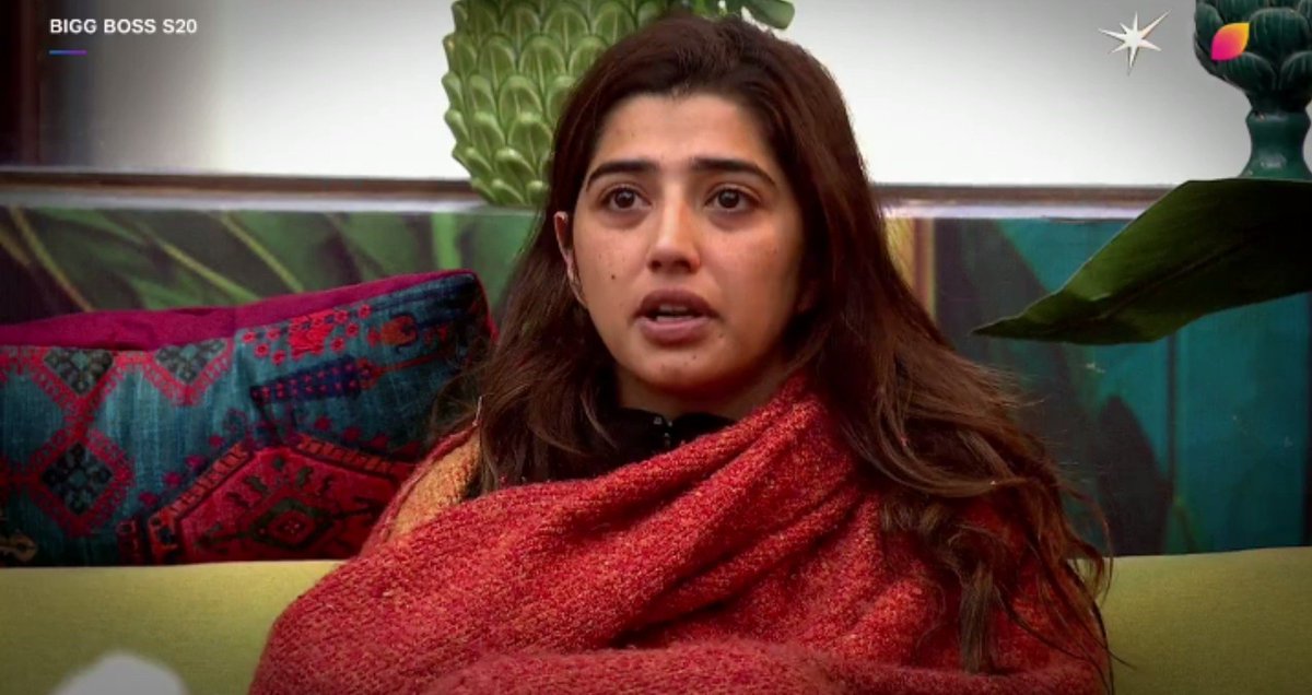 Oye__Jhallii's tweet photo. Career, rep, mental health matter only when SHE gets called out?but married men muh bole bhai dost ke saath boundaries cross karte waqt nhi??? 
Women like her make men feel unsafe in society nd WHY India’s divorce rates keep rising.
#BiggBoss20 https://t.co/MDjq2vHxSh