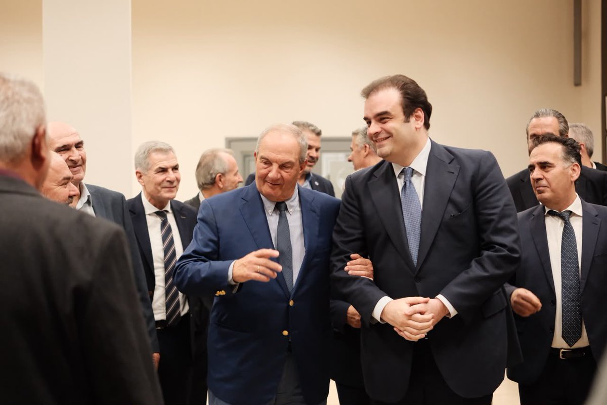 Pierrakakis's tweet photo. Σήμερα στην Ξάνθη, στις εγκαταστάσεις της ΣΕΚΕ, συναντήθηκα με τον πρώην Πρωθυπουργό και Πρόεδρο της Συνεταιριστικής Ένωσης Καπνοπαραγωγών Ελλάδος Κώστα Καραμανλή, και τον Διευθύνοντα Σύμβουλο Αλέξανδρο Κοντό, με τους οποίους συζητήσαμε τις προκλήσεις &amp; τις προοπτικές του κλάδου. https://t.co/cx0wcUJnOd