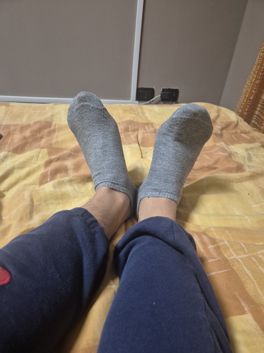 masterdio2001's tweet photo. Quanto siete patetici ? Sopratutto quando volete annusare i miei calzini cucinati😝🤣🤣

#slave #feet #master #masterdom #masterita #atm #paypig https://t.co/1qONHy9loq