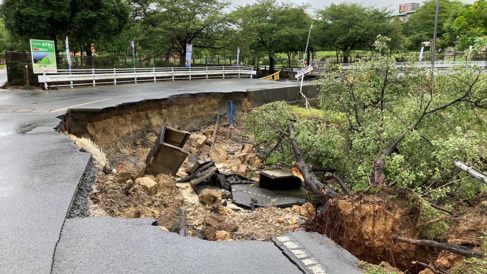 2kosetsu's tweet photo. 「床が傾いて水が流れ、足を引きずりながら壁にぶつかり、古い枝が垂れてる場面」 https://t.co/fAeTnM2R5A