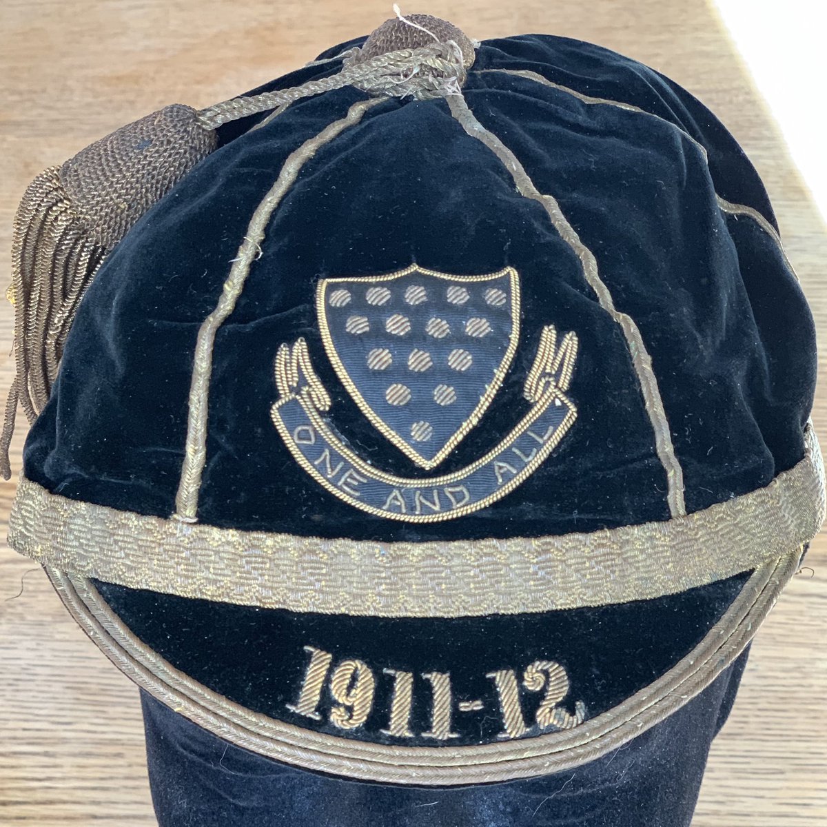 Frederic's tweet photo. TG Wedge, demi de mêlée du Cornwall, est assis au sol, à droite. 

Il est ici avec l’équipe du Cornwall qui remporta le County Championship cette saison

Bonus : ma cap du Cornwall… pas la bonne année, mais pas loin…

2/3 https://t.co/1c6dReXMDU
