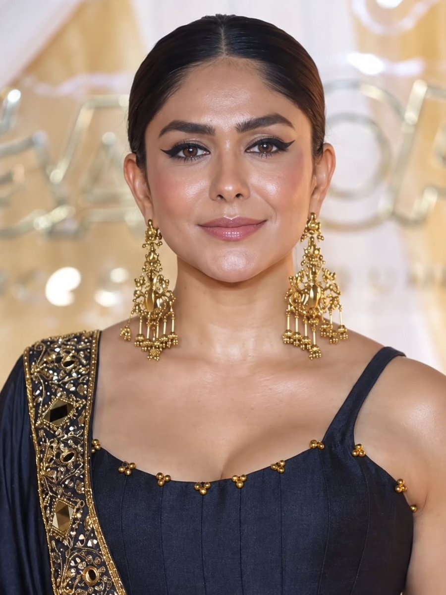 GalomourVault's tweet photo. Mrunal mommy ❤️‍🔥 https://t.co/wYAHlh5GLx