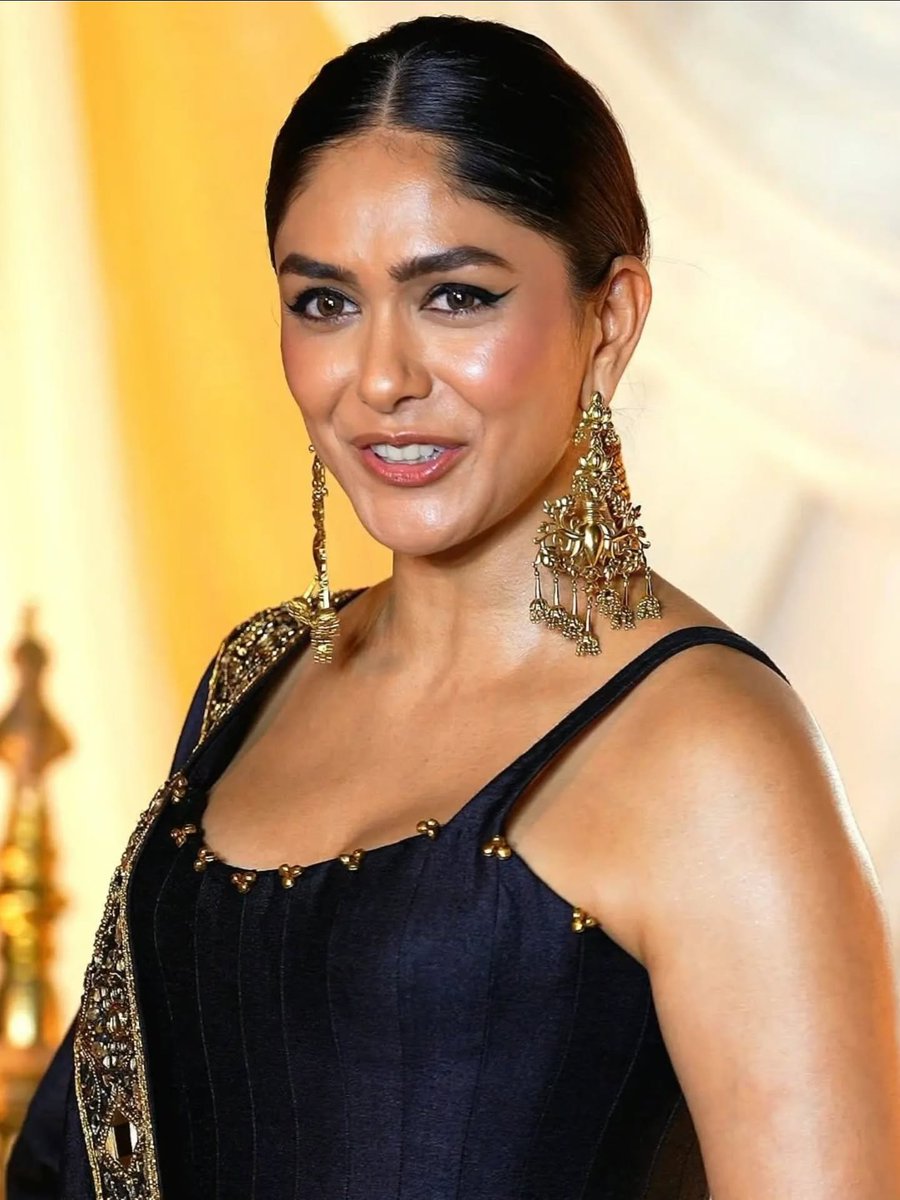 GalomourVault's tweet photo. Mrunal mommy ❤️‍🔥 https://t.co/wYAHlh5GLx