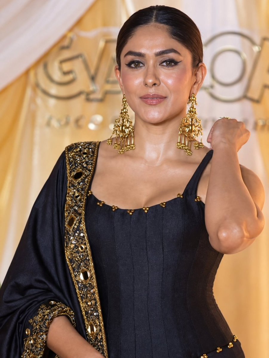 GalomourVault's tweet photo. Mrunal mommy ❤️‍🔥 https://t.co/wYAHlh5GLx