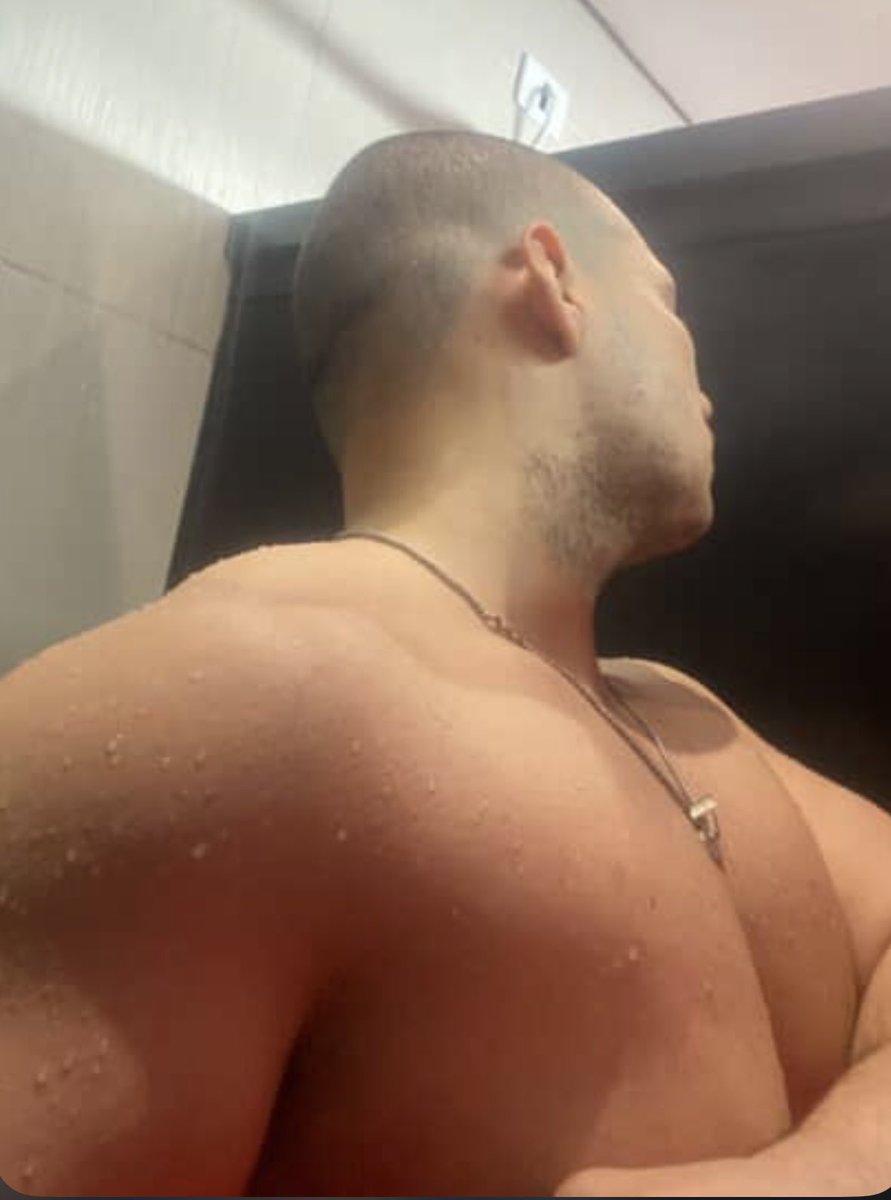 numseiveu's tweet photo. Mt bom ter 30 kg de peitoral pra aguentar uma raba desse tamanho 🙏🏼🙏🏼🙏🏼🙏🏼 https://t.co/DWxDRcSsAK