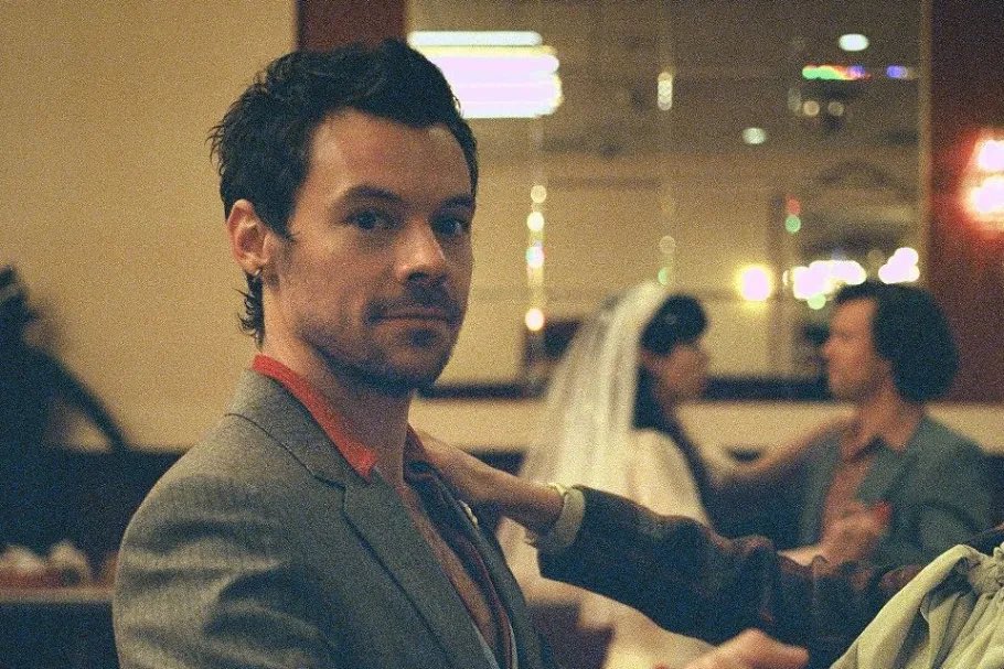 hsdaily's tweet photo. Harry on the set of the Coming Up Roses Music Video 

📸 Anthony Pham https://t.co/MjioBbx8xt