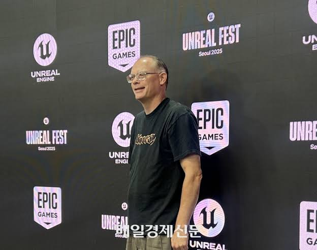 TheMoracles's tweet photo. Tim Sweeney, Steam'in oyun geliştiricilerini oyunlarında üretken yapay zeka araçları kullandıklarını açıkça belirtmeye zorlayan "Yapay Zeka Açıklama Politikası"nı sert bir dille eleştirdiği belirtildi.

 Sweeney, sosyal medya üzerinden yaptığı açıklamalarda bu politikayı "iğrenç" (abhorrent) olarak nitelendirdiği ve zorunlu tutulan bu etiketlerin geliştiriciler aleyhine kullanılan bir tür "siyasi bildiriye" dönüştüğünü savunuyor.

Valve, 2024'ten beri uyguladığı kurallar gereği; oyun geliştiricilerinin oyun içindeki varlıklar (görseller, metinler, müzikler, oyun içi mekanikler veya pazarlama materyalleri) için üretken yapay zeka kullandıklarını oyunculara açıkça bildirmesini zorunlu kılıyor. (Sadece kod yazımına yardımcı araçlar bu zorunluluğun dışında tutuluyor). Amaç, oyuncuların şeffaf bir şekilde bilgi sahibi olmasını sağlamak.

Sweeney, bu zorunlu etiketlemenin, yapay zekaya karşı olan kitlenin (anti-AI detractors) oyun geliştiricilerini hedef almasına ve üzerlerinde baskı kurmasına yol açtığını düşünüyor.
  + Geliştiricilerin sırf AI aracı kullandıkları için istemedikleri bir politik tartışmanın tarafı haline getirildiğini ve bunun haksız bir linç kültürüne zemin hazırladığını savunuyor.
  + Sweeney, Valve'ın bu politikasını "sorumsuzca" bulduğunu ve oyunların bu yüzden haksız yere önyargıyla hedef alındığını iddia ediyor.