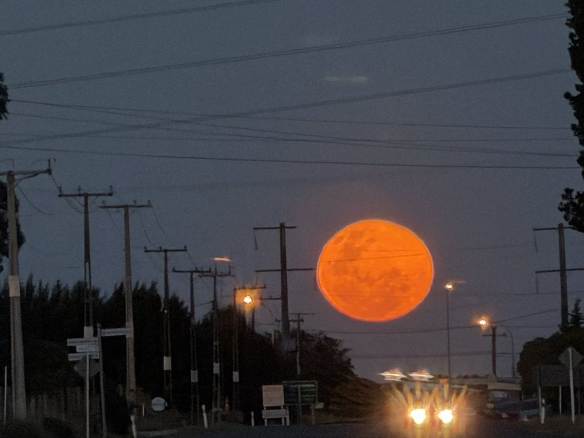 4TheRainCl0uds's tweet photo. The moon last night was so big &amp; pretty, sky was pretty to but the sky was from a massive scrub fire about an hr away from where pic was taken https://t.co/YeUfMr6CNm