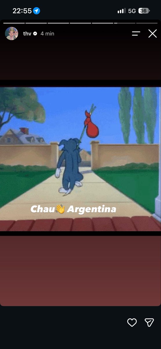 bambiongsa's tweet photo. las chilenas: se escuchaba fuerte solo porque el estadio es semi cubierto

las europeas: nosotras disfrutamos la música y no gritamos como animales salvajes

la reputísima cabra de taehyung: https://t.co/T1LCQClPcK