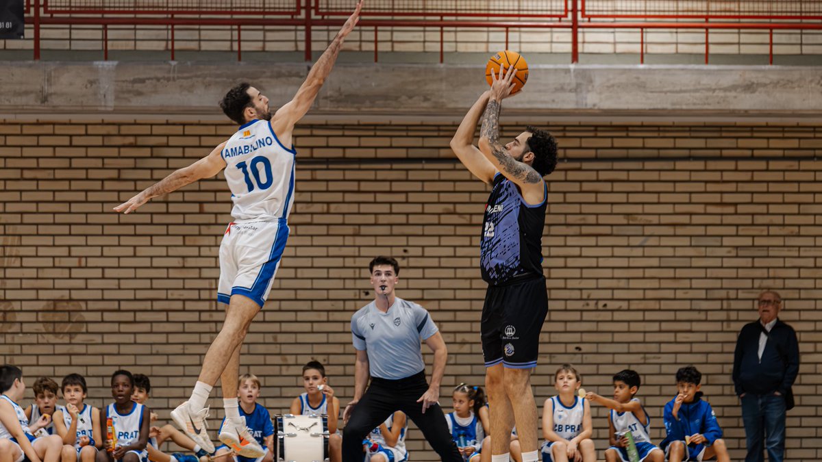 CompeticionFEB's tweet photo. 🔴 #SegundaFEB: El nivel de exigencia se incrementa para poder optar a la victoria

▶ Disfruta de las mejores imágenes de la jornada desde la Galería de fotos de @BaloncestoESP

📸 Galería fotos ScorePlay FEB ⬇
https://t.co/DM2IbU6zjW https://t.co/nqJtTUFTRK