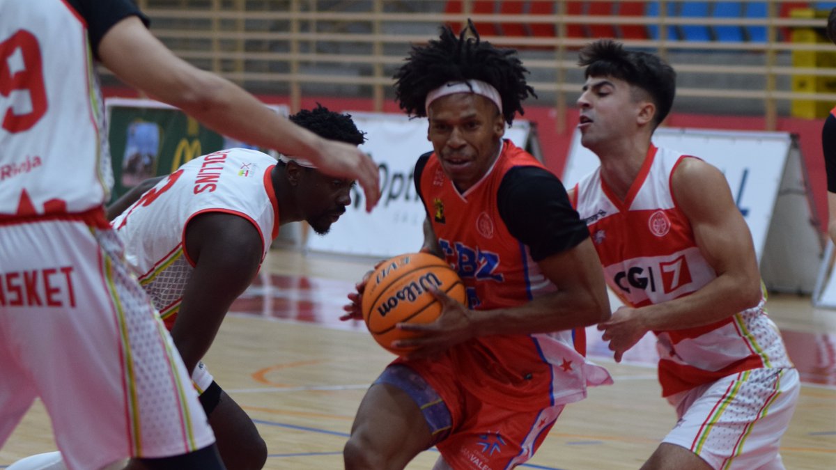 CompeticionFEB's tweet photo. 🔴 #SegundaFEB: El nivel de exigencia se incrementa para poder optar a la victoria

▶ Disfruta de las mejores imágenes de la jornada desde la Galería de fotos de @BaloncestoESP

📸 Galería fotos ScorePlay FEB ⬇
https://t.co/DM2IbU6zjW https://t.co/nqJtTUFTRK