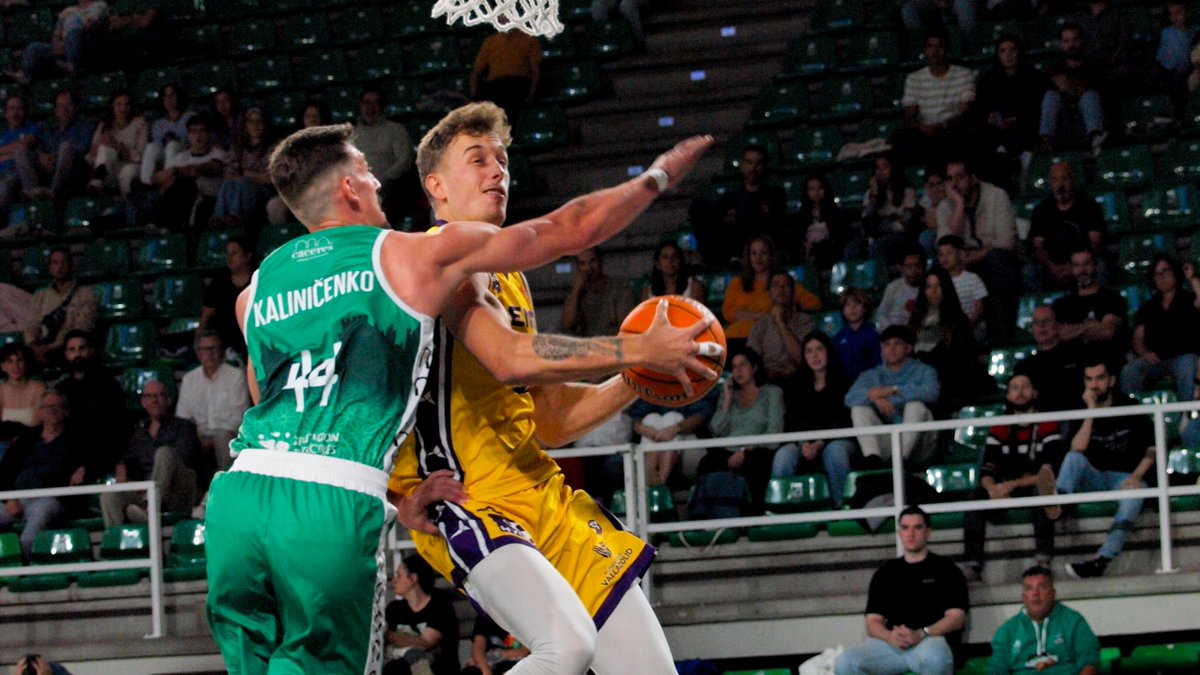 CompeticionFEB's tweet photo. 🔴 #SegundaFEB: El nivel de exigencia se incrementa para poder optar a la victoria

▶ Disfruta de las mejores imágenes de la jornada desde la Galería de fotos de @BaloncestoESP

📸 Galería fotos ScorePlay FEB ⬇
https://t.co/DM2IbU6zjW https://t.co/nqJtTUFTRK