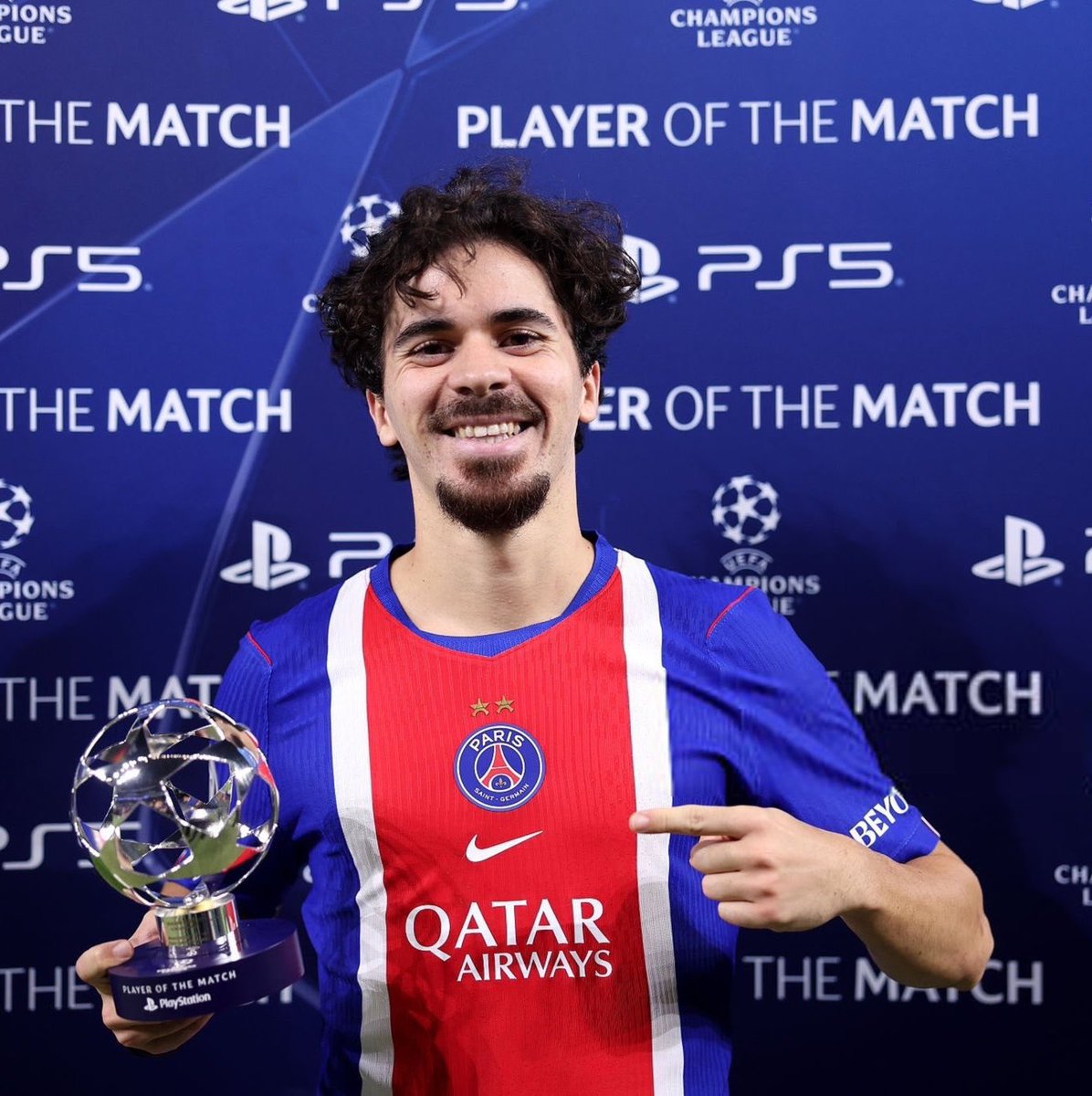 _BeFootball's tweet photo. 🚨🚨 ON EN PENSE QUOI DES CLASSEMENTS DES PARISIENS AU #BallonDor POUR LE MOMENT ? ❤️💙

14e : VITINHA 🇵🇹 
16e : Ferran TORRES 🇪🇸 
19e : Joao NEVES 🇵🇹 
20e : PACHO 🇪🇨 
23e : Nuno MENDES 🇵🇹 
25e : MARQUINHOS 🇧🇷 https://t.co/Q8HLEHpzO5