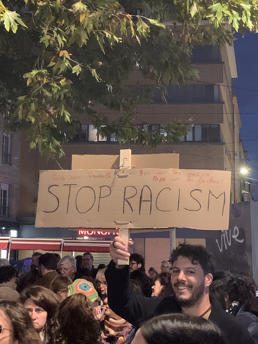 clemence_dubois's tweet photo. Plusieurs centaines de personnes présentes à Saint-Etienne ce lundi soir pour rendre hommage aux victimes de l’attentat de Trappes et La Verrière 

#Trappes #saintetienne https://t.co/I0j8NnRrto