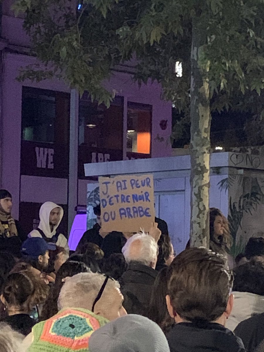 clemence_dubois's tweet photo. Plusieurs centaines de personnes présentes à Saint-Etienne ce lundi soir pour rendre hommage aux victimes de l’attentat de Trappes et La Verrière 

#Trappes #saintetienne https://t.co/I0j8NnRrto