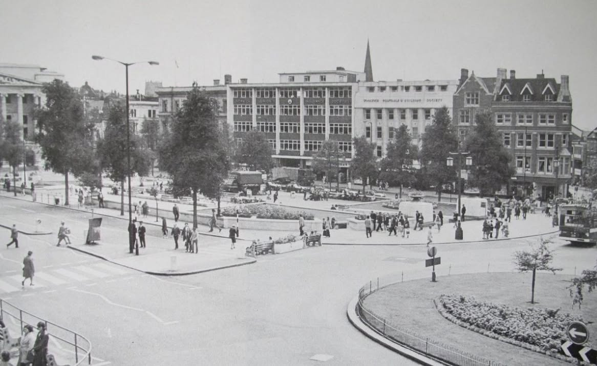 No1tingham's tweet photo. Old Market Square, #Nottingham, 1973.
Credit: https://t.co/2yGBOTWY3Y https://t.co/8zZjmlDnLb