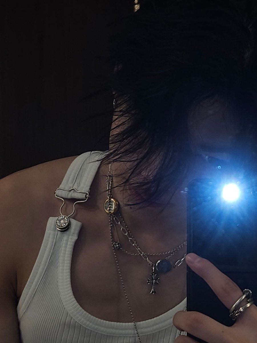 nishicidi0's tweet photo. ♱⃓ 𝙛𝙧𝙞𝙚𝙣𝙙 𝙧𝙚𝙦𝙪𝙚𝙨𝙩 . . . 🗝 ༝

name: suren
status: soltero 
age: 20yo
zodiac sign: sagitario
o.s: gay
fav color: negro

(⠀+⠀)⠀: me gusta salir, el café y ver películas mientras como ramen… también me apasiona el streetwear.

‹𝟹 = dm

#fakeland #roleplay #kpop https://t.co/LbFAannMIl