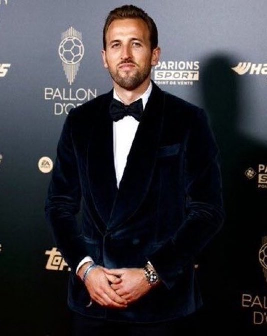 BlueCFM_'s tweet photo. Es lo mejor que le pudo pasar al mundo del fútbol, a sido el mejor balón de oro en los últimos años, felicidades a Harry Kane y gracias a Fabrizio Romano por no arruinar este momento.

QUE VIVA EL FÚTBOL CARAJO https://t.co/hPASXcsIXr