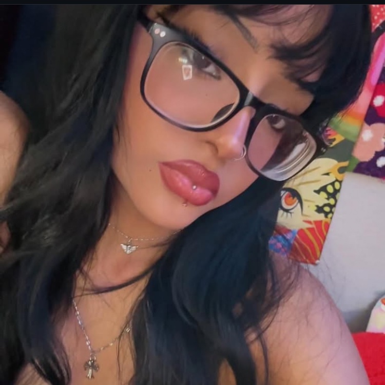 YahwhStQueen's tweet photo. #bored 

#latina #freeuse #nsfw #cnc #roblux #roblox #glasses https://t.co/ccxdCUsUoz