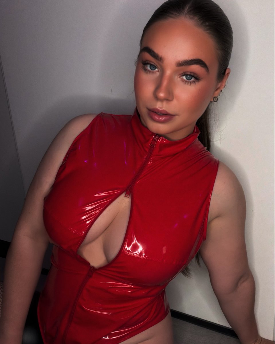 yarakaitlinh's tweet photo. Let's make this interesting. You can ask me ONE question, and I'll answer honestly. What's it going to be? 💋 #onlyfans #onlyfansmodel #latex #LatexModel https://t.co/OBichixgs4
