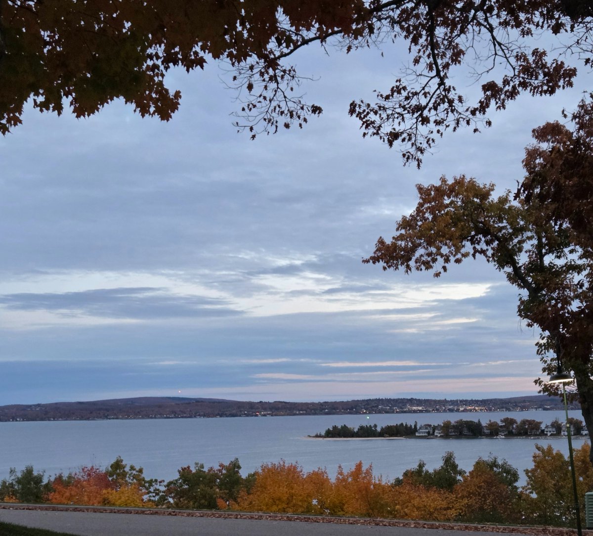 No_MI_Take's tweet photo. Your evening, fall water views. https://t.co/WybBLQJNLr