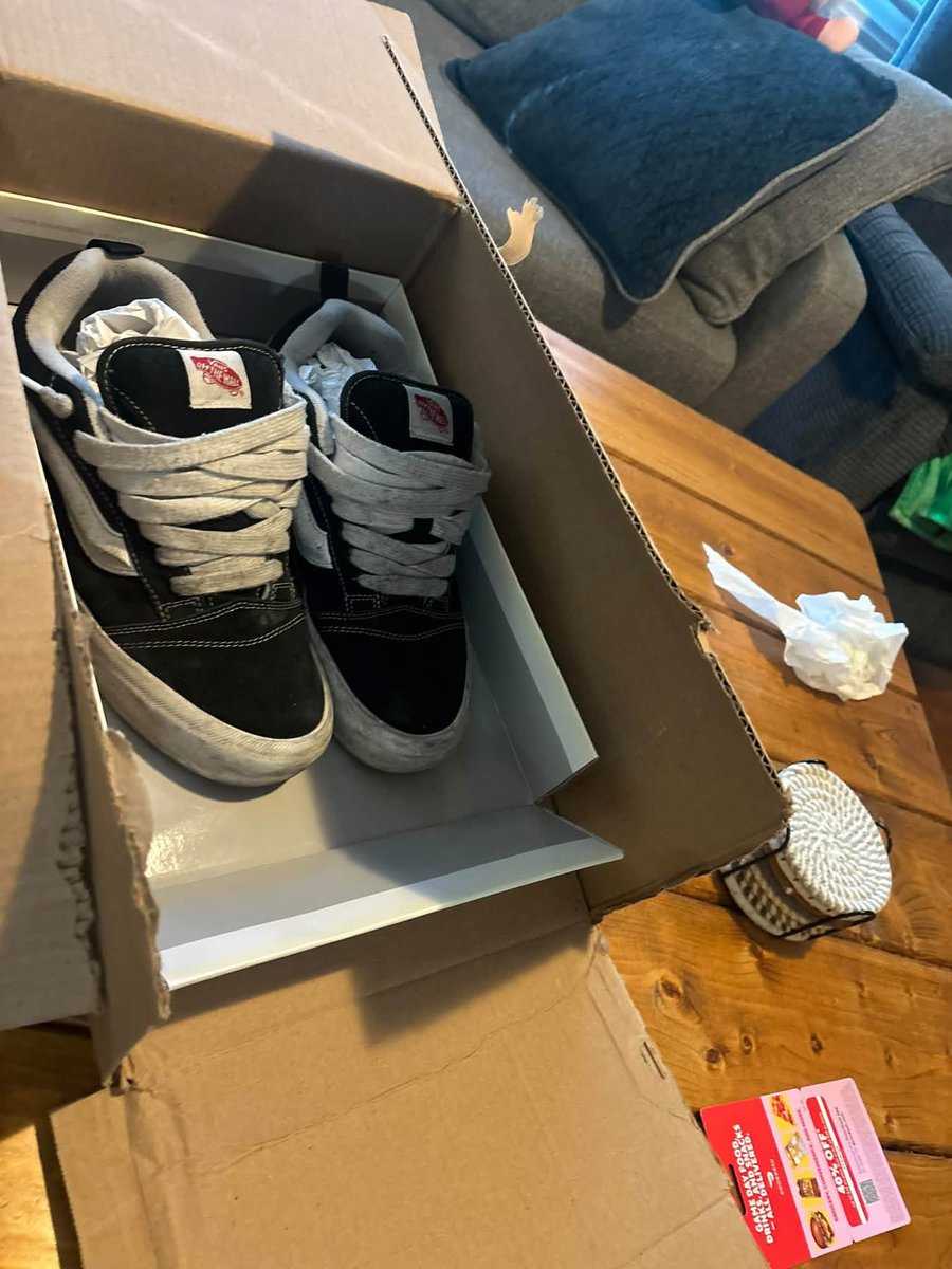 TysBurnerAcc's tweet photo. Dude ordered some 4s and FedEx driver swapped em out with his vans. This shit not funny but I’m weak as hell at the fact he put the paper inside the vans. 😭😭 https://t.co/2Dn9J3ilh1