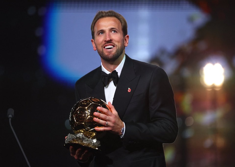 pabloespinosa11's tweet photo. El segundón, el perdedor, el pecho frío, el de la maldición que no le permitía ganar títulos… el Balón de Oro.

La noche de hoy hace justicia a la carrera de Harry Kane. Uno de los mejores delanteros que he visto en toda mi vida y un jugador absolutamente histórico. https://t.co/BopVb90cuU
