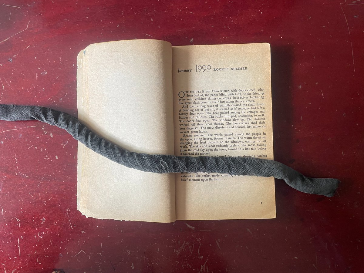 Radinitocmoi's tweet photo. 1158. “One minute it was Ohio winter”

Rat Bradbury. The Martian Chronicles. Alfredo Crespo (trad.). New York: Bantam Books, 1979.

#Livres #Libros #Books #Bibliothèque #Biblioteca #Library #Historia #Histoire #History #raybradbury #bradbury #martianchronicles #crónicasmarcianas https://t.co/1v7bEe4O5W
