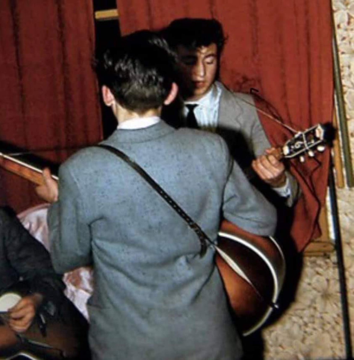 acervolennison's tweet photo. (algumas das) primeiras fotos coloridas de George e John juntos, 1958.

📷 Mike McCartney https://t.co/knQx9Xlcwl