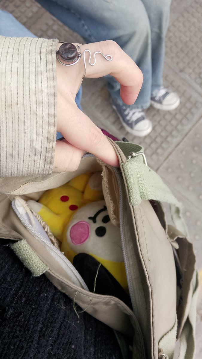 blasfiiwt's tweet photo. me genera ternura que las armys con sus hijos sean ese, mientras la experiencia más tranqui del mio es esta... https://t.co/l3vO5UZ7Nt