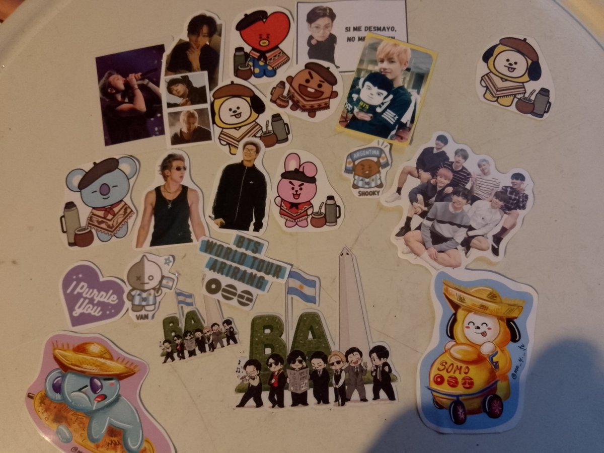 larsugus's tweet photo. Después más stickers y llaveros 💕

Si se preguntan por las golosinas,no suelo comer así que espero que no les moleste que las haya donado a mí hermano menor 💜 https://t.co/p3YY37es1W