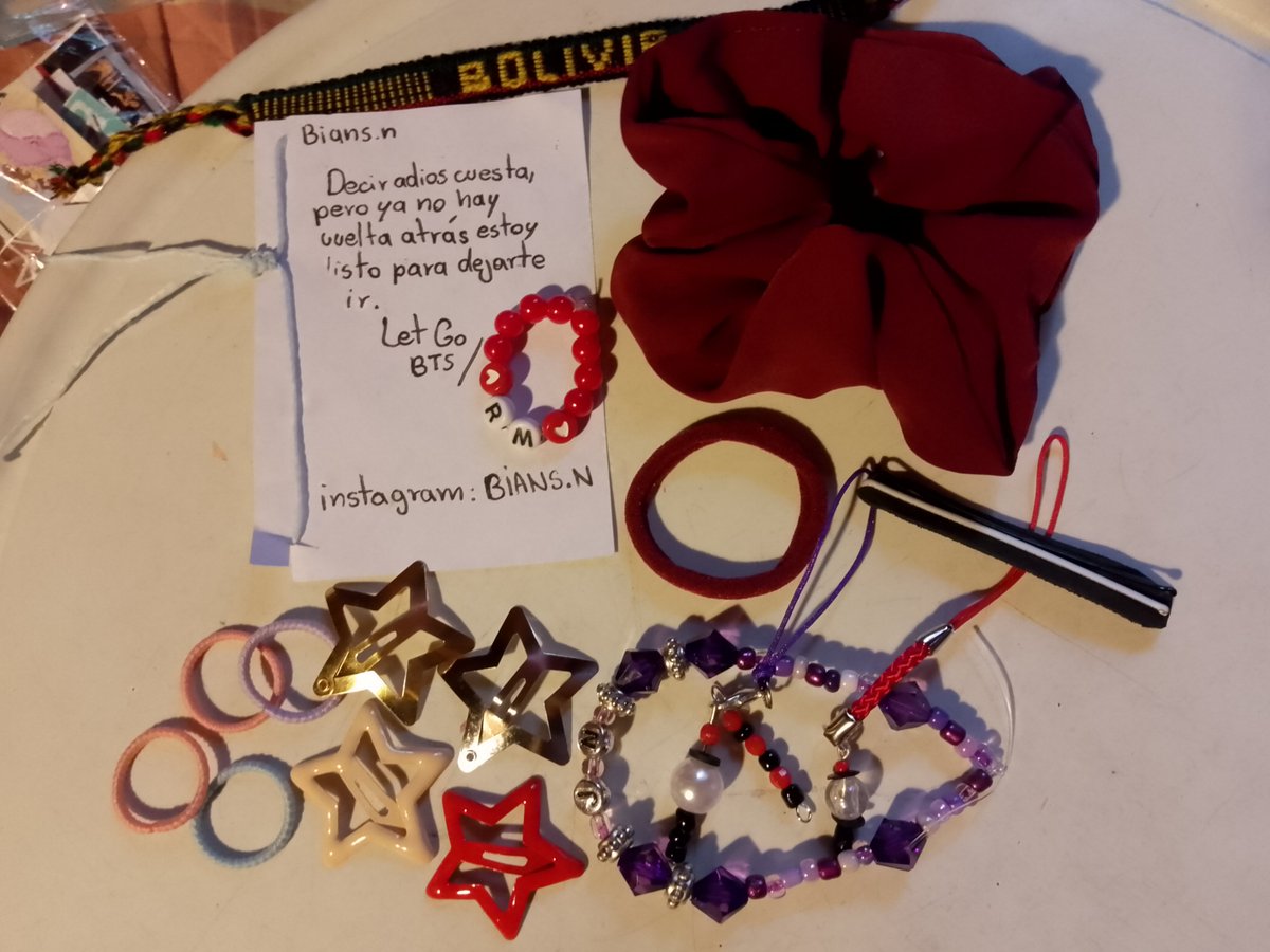 larsugus's tweet photo. Y por último pero no menos importante:

Muñequitos de limpia pipas, cositas para el pelo,charms,pulseritas y un palito con luz de 47 CM 💕💜 https://t.co/ssYrNxpq6X