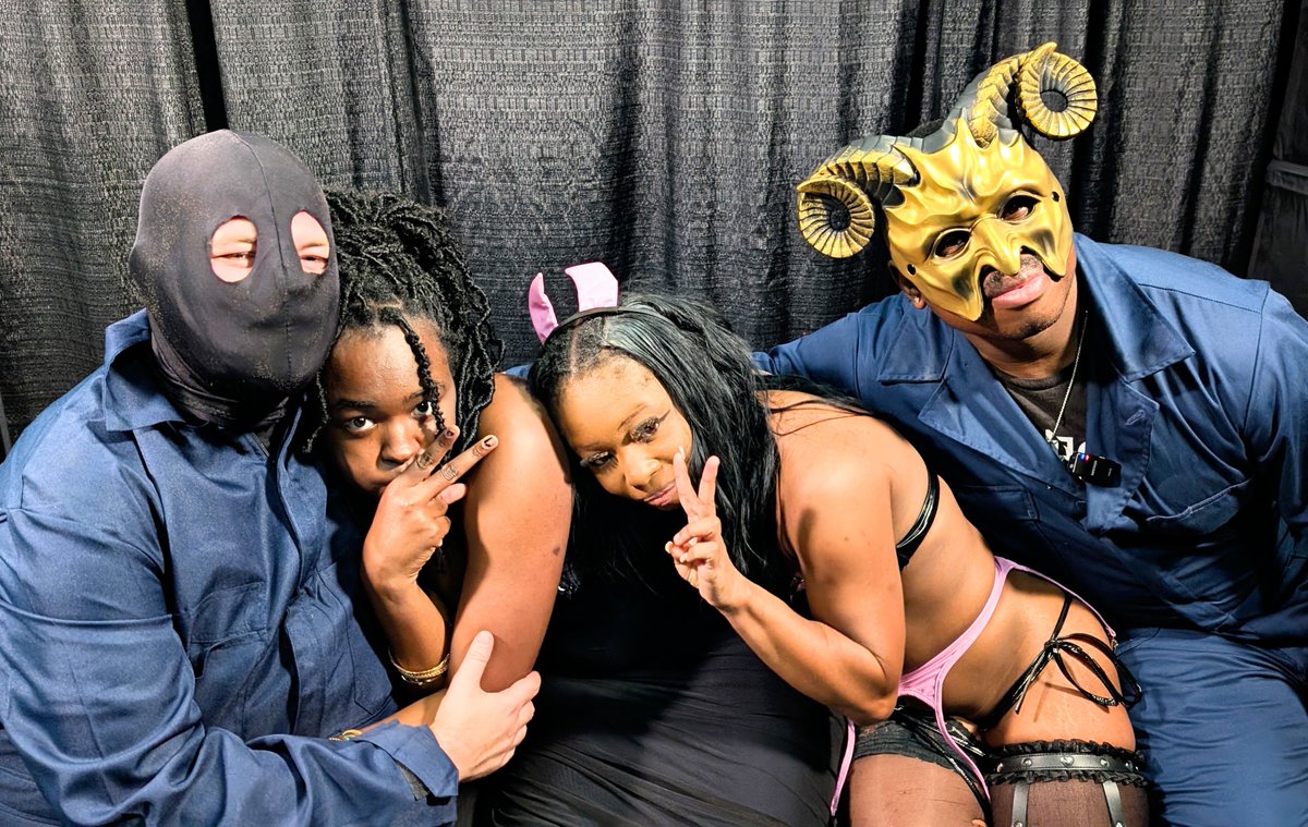 tickling's tweet photo. Tre the Ler &amp; @MHJrBleu with two more of our Exxxotica victims... I mean models! https://t.co/ZG6QWPldFj