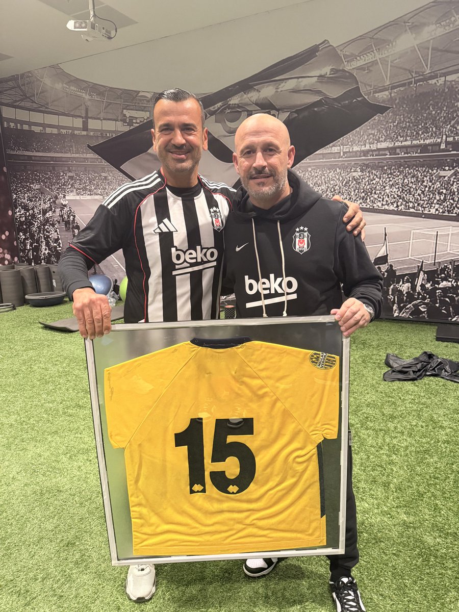 Adrianooo2000's tweet photo. Veeeeeee… Büyük sürpriz sahibine ulaştı! 🦅

1999–2000 sezonunda giydiği forma, yıllar sonra Italiano Hocamızla yeniden buluştu! https://t.co/F3Qq3I3eP8