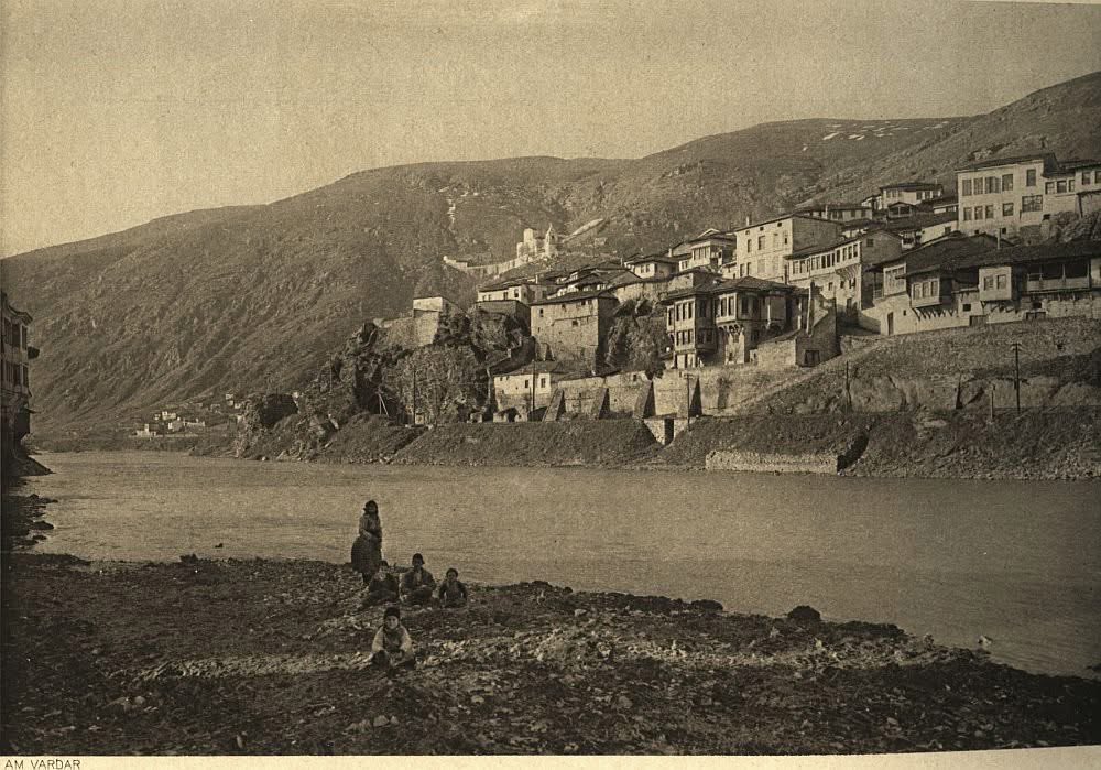 MacedonianFacts's tweet photo. VON LUDWIG VON BUERKEL бил Германски воен фотограф кој во 1917 година направил повеќе од 350 фотографии од Македонија. И истите фотографии ги сместил во Албумот BILDER VOM MAZEDONISCHEN KRIEGSSCHAUPLATZ.
Овие фотографии се од Велес направени од него. https://t.co/CoMl5GsKYp