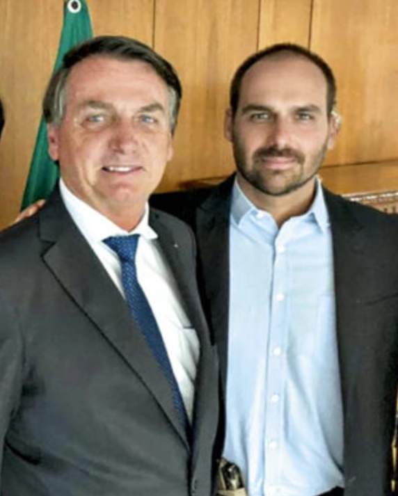 poptime's tweet photo. 🚨 Foragido nos EUA, Eduardo Bolsonaro CHORA ao se dar conta de que talvez NUNCA mais veja Jair Bolsonaro vivo, uma vez que, se pisar no Brasil, será PRESO por coação relacionada à trama golpista. https://t.co/BicYlhkRHA