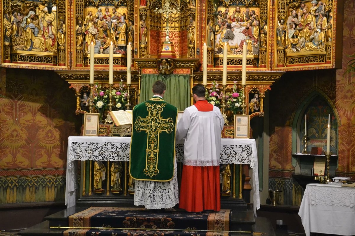 willibrord030's tweet photo. 'Eén enkele H. Mis geeft God meer eer dan alle boetedoeningen van de heiligen, alle arbeid van de apostelen, alle lijden van de martelaren, ja zelfs dan de brandende liefde van de Moeder Gods.'

H. Alphonsus Liguori https://t.co/FyU8r2L7QR