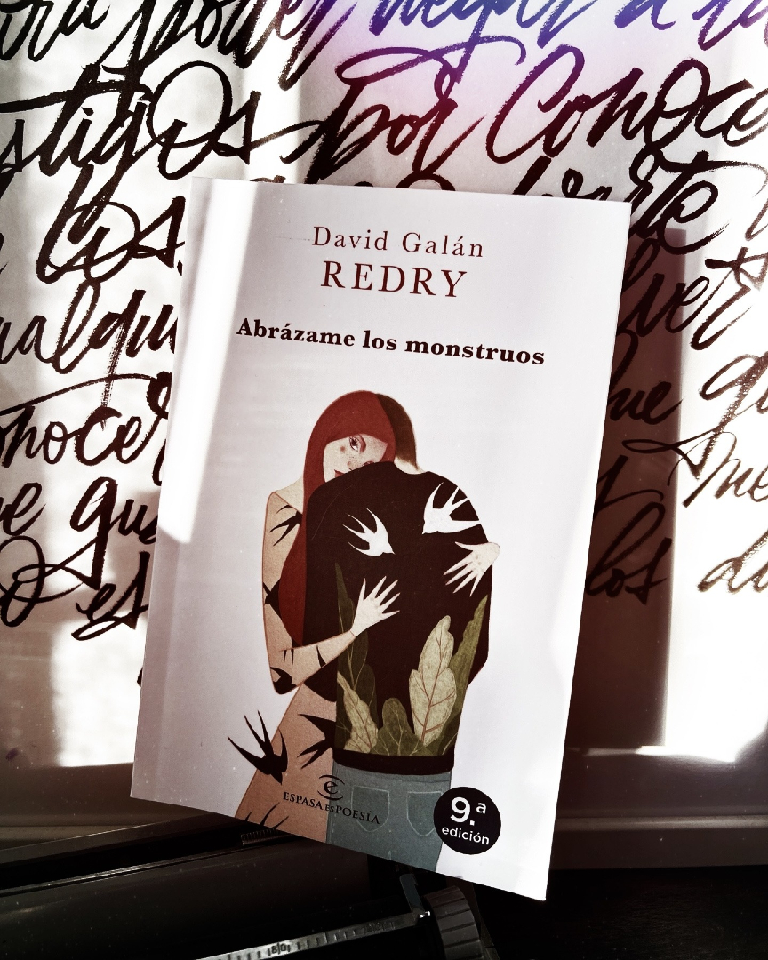 Redry13's tweet photo. "Todos llevamos monstruos dentro, algunos nos asustan, otros solo necesitan un abrazo. 💙 Este libro no pretende espantarlos, sino darles un lugar donde respirar. ¿Te atreves a mirarlos de frente? #AbrázameLosMonstruos"

Consíguelo aquí: https://t.co/IwbxuL3B4r https://t.co/7tvixE0MkJ