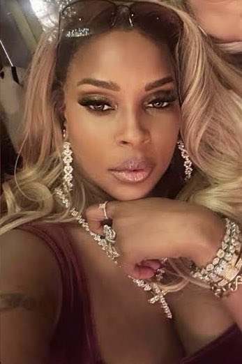 SaycheeseDGTL's tweet photo. Mary J. Blige just sold her entire catalog today, but the financial details haven’t been disclosed.

10 other artists recently sold their catalog in the $200M - $400M range https://t.co/uNd9IJzDaY