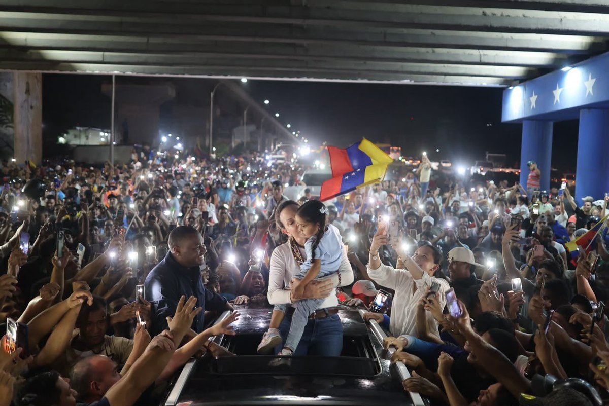 oavendano's tweet photo. Para quien no es venezolano:

Este es el trayecto que ayer hizo en caravana María Corina Machado.

Un viaje de 4 horas, terminó siendo de 11 horas.

A lo largo de la autopista de 341 kilómetros se amontonaron miles de personas. 

María Corina cruzó seis estados.

Es el regreso a casa.

La nueva campaña admirable.