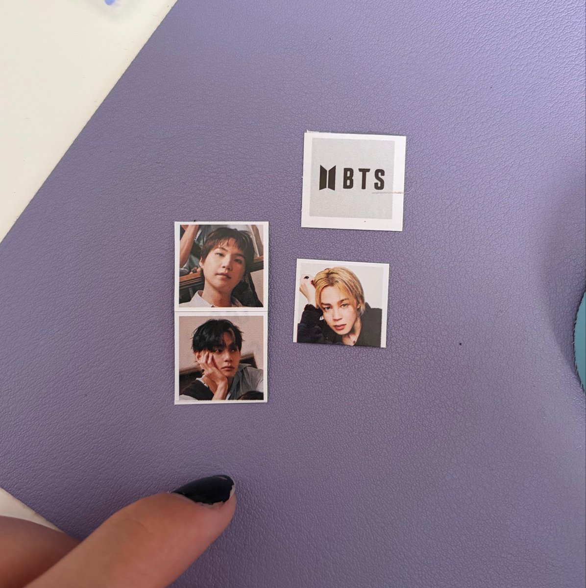 THVSPID3Y's tweet photo. oigan me dieron tantos stickers chiquitos de este estilo en los freebies (los demás ya los ocupé) y yo no entiendo de donde los sacan wn yo quiero más,, los mandaron a hacer ?? https://t.co/MC6wxxMw4f
