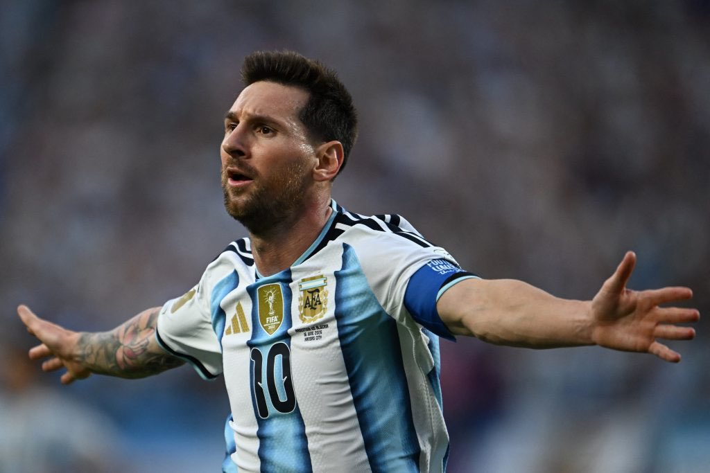 AlvaroDLaRocha's tweet photo. El hecho de que Lionel Messi esté en el Top 10 del Balón de Oro a los 39 años es una auténtica locura.

Sigue siendo considerado por todos uno de los mejores del planeta. Es difícil de dimensionar.

EL MEJOR DE TODOS LOS TIEMPOS. 🐐🇦🇷 https://t.co/EVIiGkkNnl