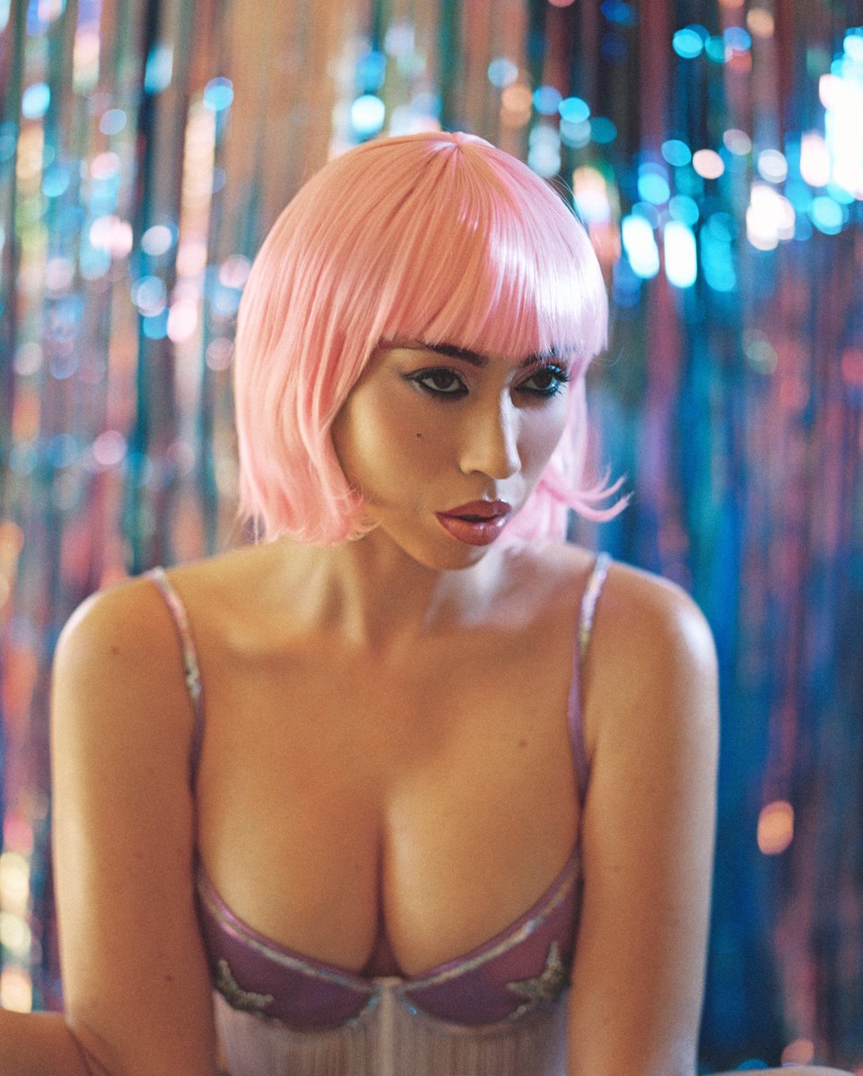 kaliuchisbrasil's tweet photo. MEU DEUS! Kali Uchis vestida de Alice do clássico filme "Closer" para o Halloween 2026 🎃 https://t.co/53LeirCqcs