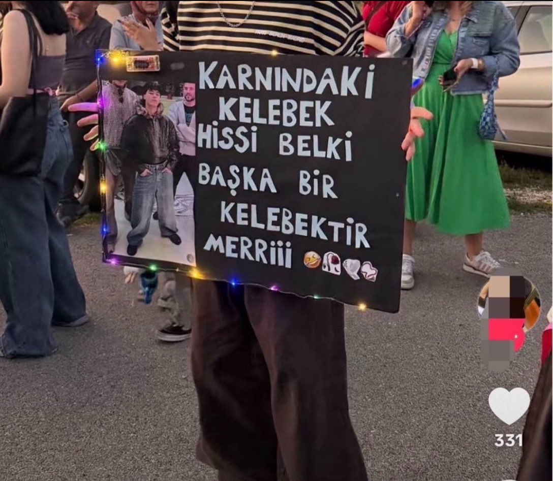 lidyasversion's tweet photo. “mizah” diye yapılan şeye bak hayret içindeyim. bir kadın hakkında hangi akıl böyle bir şey yazabilir? gerçekten hastalıklı zihniyetlere sahipsiniz https://t.co/TP7NhpT3kB