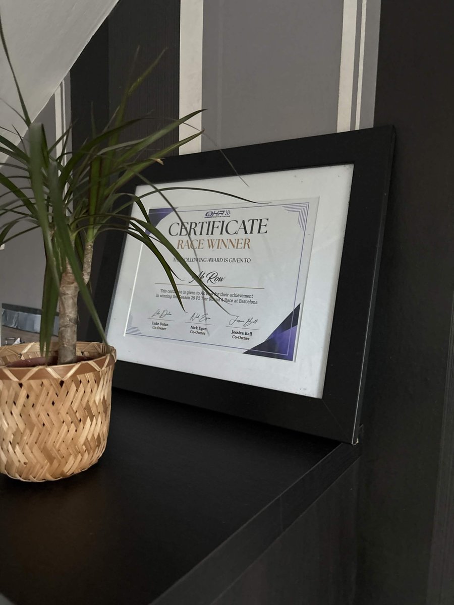OneHubRacing's tweet photo. WHAT WE LOVE TO SEE 😍

AK Row framed the certificate that they were awarded for their first ever One Hub Racing victory at round 4 this season 🖼️

Its a thing of beauty and its a privilege that a driver has framed one of our certificates 💕 

Its not much be we love giving out the certificates to our drivers 🔥