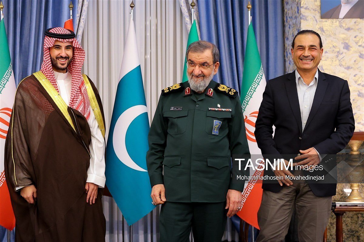 YMirza7700's tweet photo. @yaghma_fashkham He is also Smiling 😁 https://t.co/D7CvfMW82K